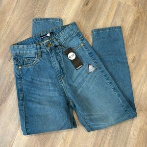 BOOHOO MID BLUE MOM JEANS